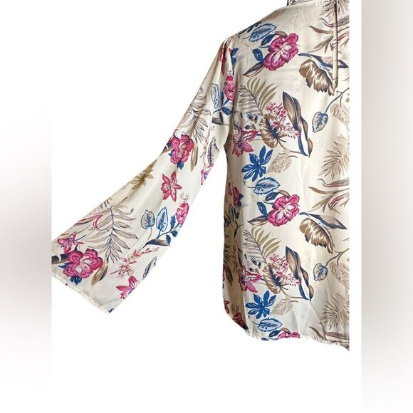 Lush size M floral long sleeves blouse.  Crisscross design in the front EUC - Picture 4 of 8